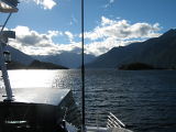 På väg över Lake Manapouri till Glow Worm Caves