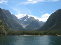 Bergsutsikt i Milford Sound