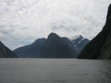 P vg ut till havet genom Milford Sound